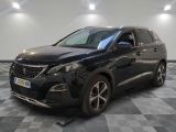 la voiture noire est garée sur un sol en damier dans le garage