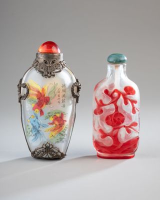 deux bouteilles en verre ornées de motifs de couleurs différentes