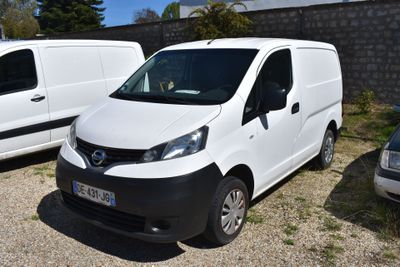 deux camionnettes blanches garées l'une à côté de l'autre dans un parking