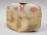 un petit vase orné d'un motif marron et jaune