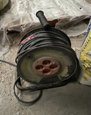une photo d'une bobine à laquelle est attaché un fil