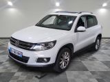 la volkswagen tiguan blanche est garée sur un carrelage à carreaux