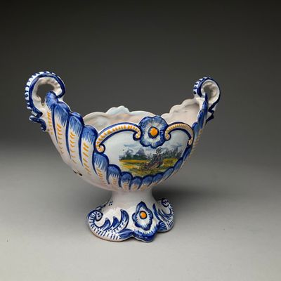 un vase bleu et blanc orné d'un motif