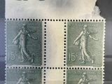un gros plan d'un morceau de papier avec des timbres dessus