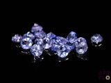 gros plan d'un bouquet de saphirs bleus sur une surface noire