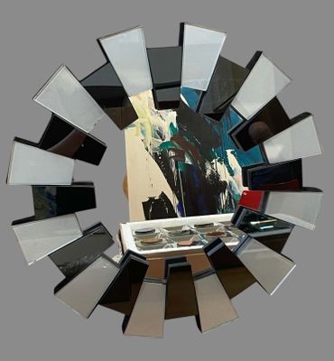 un miroir sur lequel figure une image