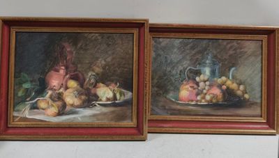 deux tableaux représentant des fruits posés sur une table et un vase posé sur une table