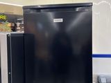 deux réfrigérateurs exposés dans un magasin
