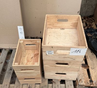 deux caisses en bois posées l'une à côté de l'autre sur une palette