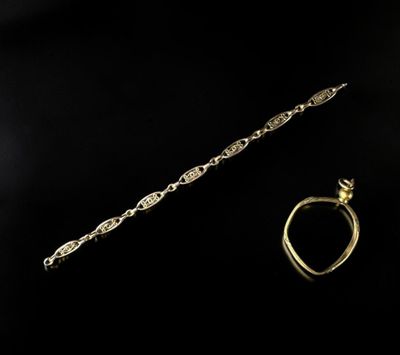 un bracelet en or et une bague en or sur fond noir
