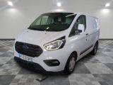 la camionnette blanche est garée sur le sol en damier d'un garage