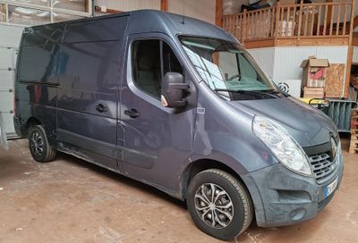 une camionnette garée dans un garage