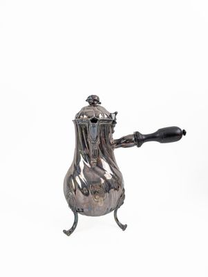 Cafetière en argent à décor de côtes torses, piétement à agrafes feuil