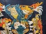 une image représentant un tissu coloré orné d'oiseaux et de fleurs
