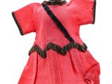robe rose en maille sur un mannequin, avec une bretelle noire