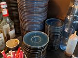 de nombreuses assiettes et bols remplis de nourriture sur le plan de travail