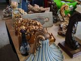 une table sur laquelle se trouvent de nombreux objets différents