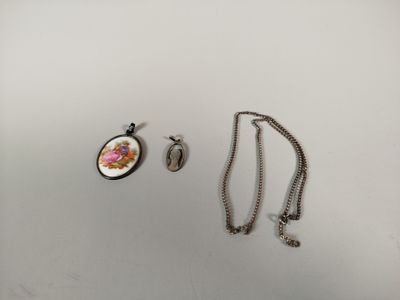 deux colliers et un collier orné d'une fleur