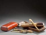 un grand nombre d'outils posés sur une table