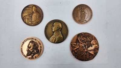 quatre types de pièces différents sont présentés sur une surface blanche