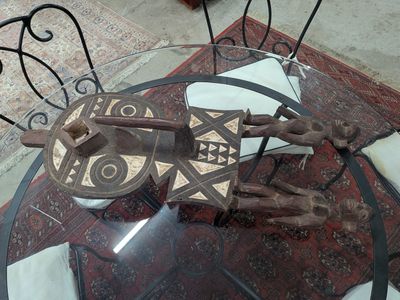 une table avec un plateau en verre et une chaise en métal