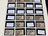 un gros plan d'un livre sur lequel sont collés plusieurs timbres