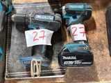 deux perceuses-visseuses sans fil et deux batteries posées sur une table