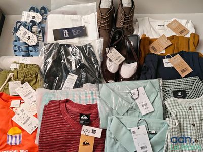 beaucoup de vêtements et de chaussures dans une boîte