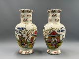 paire de vases chinois ornés de scènes asiatiques sur fond gris