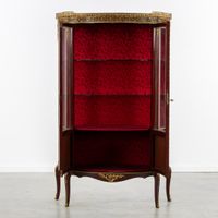 Vitrine à deux portes, placage et ferrures en bronze, style … (photo 3)