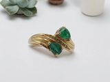 une image représentant une bague en or surmontée d'une pierre verte