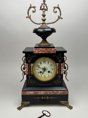 une horloge posée sur une table