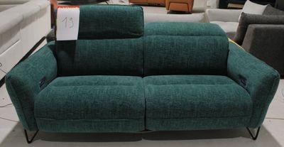 un canapé vert exposé dans un magasin