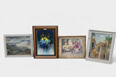 quatre photos encadrées représentant des fleurs sur un fond blanc