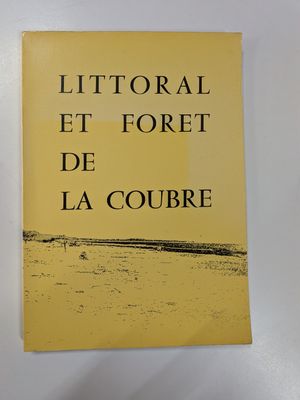 le livre est jaune, avec des inscriptions noires sur fond blanc