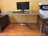 un bureau d'ordinateur sur lequel est posée une imprimante