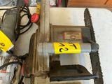 une machine posée sur une table, avec une étiquette de prix dessus