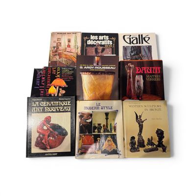 un grand nombre de livres posés sur une table