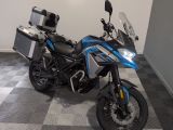 une moto garée dans une pièce au sol à carreaux