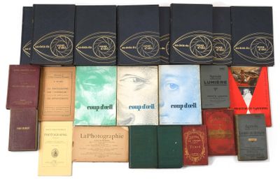 plusieurs livres sont empilés sur une surface blanche