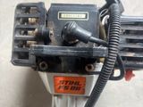 gros plan d'une machine à laquelle est attachée une cordelette
