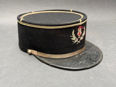 chapeau noir orné d'une bordure dorée et d'une rose rouge sur le côté