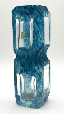 un vase en verre bleu contenant un distributeur d'eau