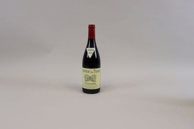 une bouteille de vin posée sur une table