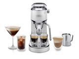 une image représentant une cafetière avec une tasse de café à côté