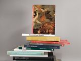 plusieurs livres empilés sur une table