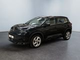 une Toyota RAV noire garée dans une pièce aux murs blancs