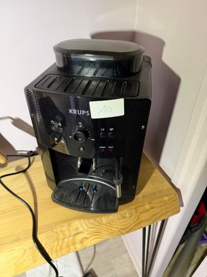une cafetière noire posée sur une table en bois