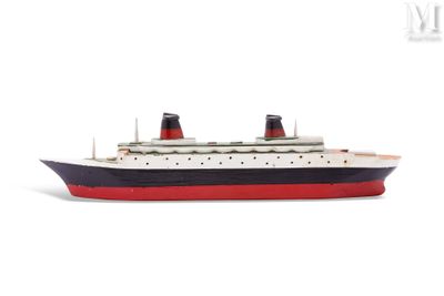 une petite maquette de paquebot de croisière posée sur une surface blanche