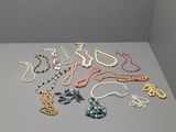 beaucoup de colliers et de bracelets sur la table